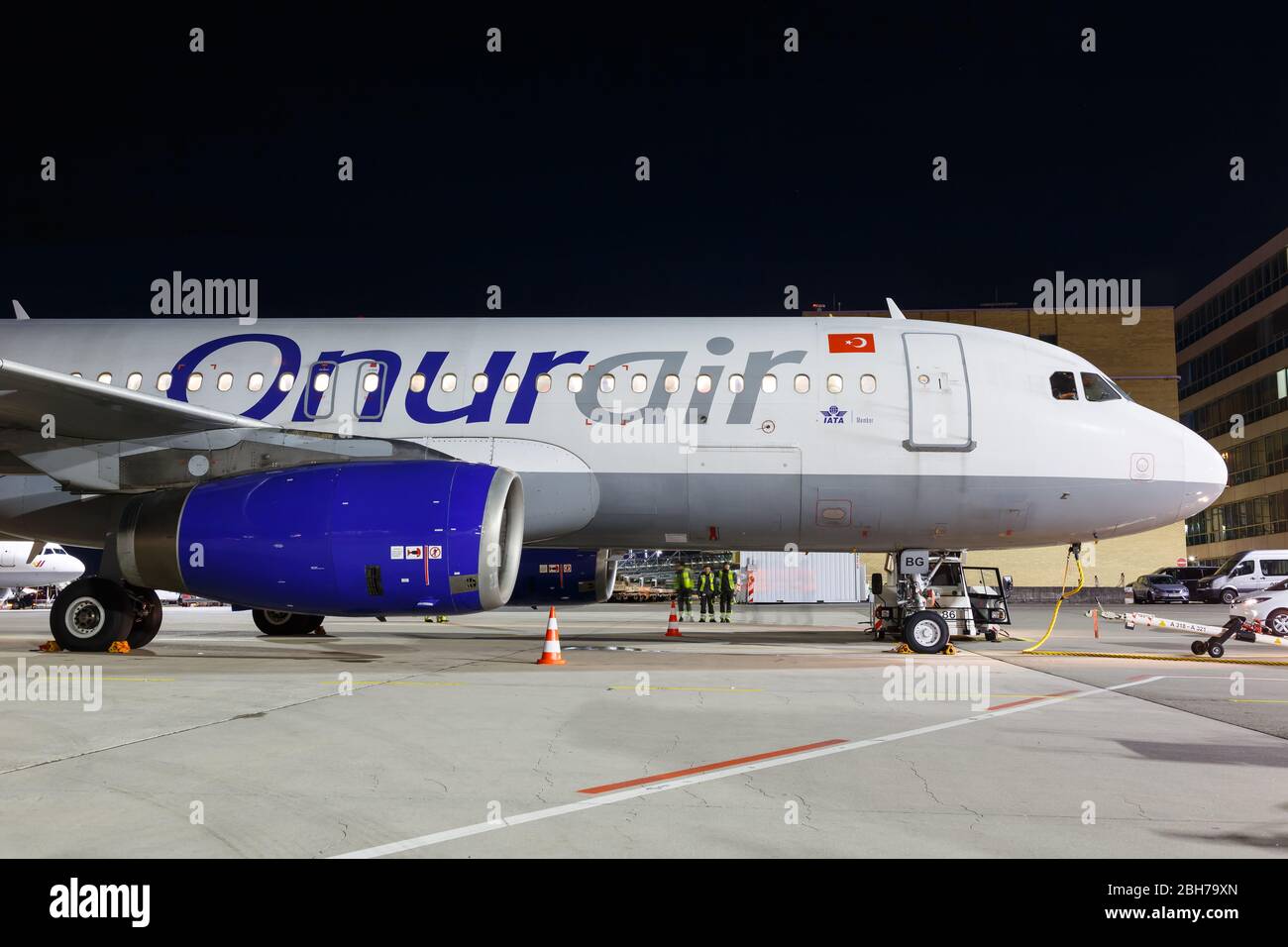 Stuttgart, Alemania – 6 de diciembre de 2019: Avión Onur Air Airbus A320 en el aeropuerto de Stuttgart (STR) en Alemania. Airbus es un fabricante europeo de aviones Foto de stock