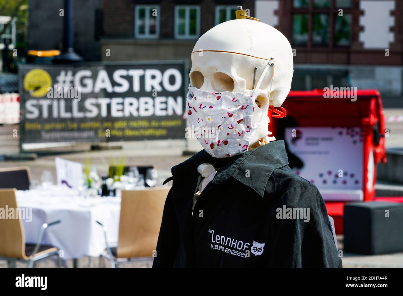 Dortmund, 24.04.2020: Leere Tische, Stühle und Betten auf dem Friedensplatz en Dortmund. Nach einem Aufruf des DeHoGa (Deutscher Hotel- und Gaststättenverband) haben sich Gastronomiebetriebe unter dem lema STILLSTERBEN zusammengetan, um an der Protestaktion teilzunehmen, mit der chrauf die Lage ihrer Betriebe auf-der Corona bägen-bägen-bgen der Bägen-bgen-bägen der Bägen-bgen-bsen in der Kägen-bsen in der Kärgen-bsen in der --- Dortmund, 24 de abril de 2020: Mesas, sillas y camas vacías en Friedensplatz en Dortmund. Tras una llamada de la DeHoGa (Asociación Alemana de Hoteles y restaurantes), los establecimientos de catering no han llegado Foto de stock