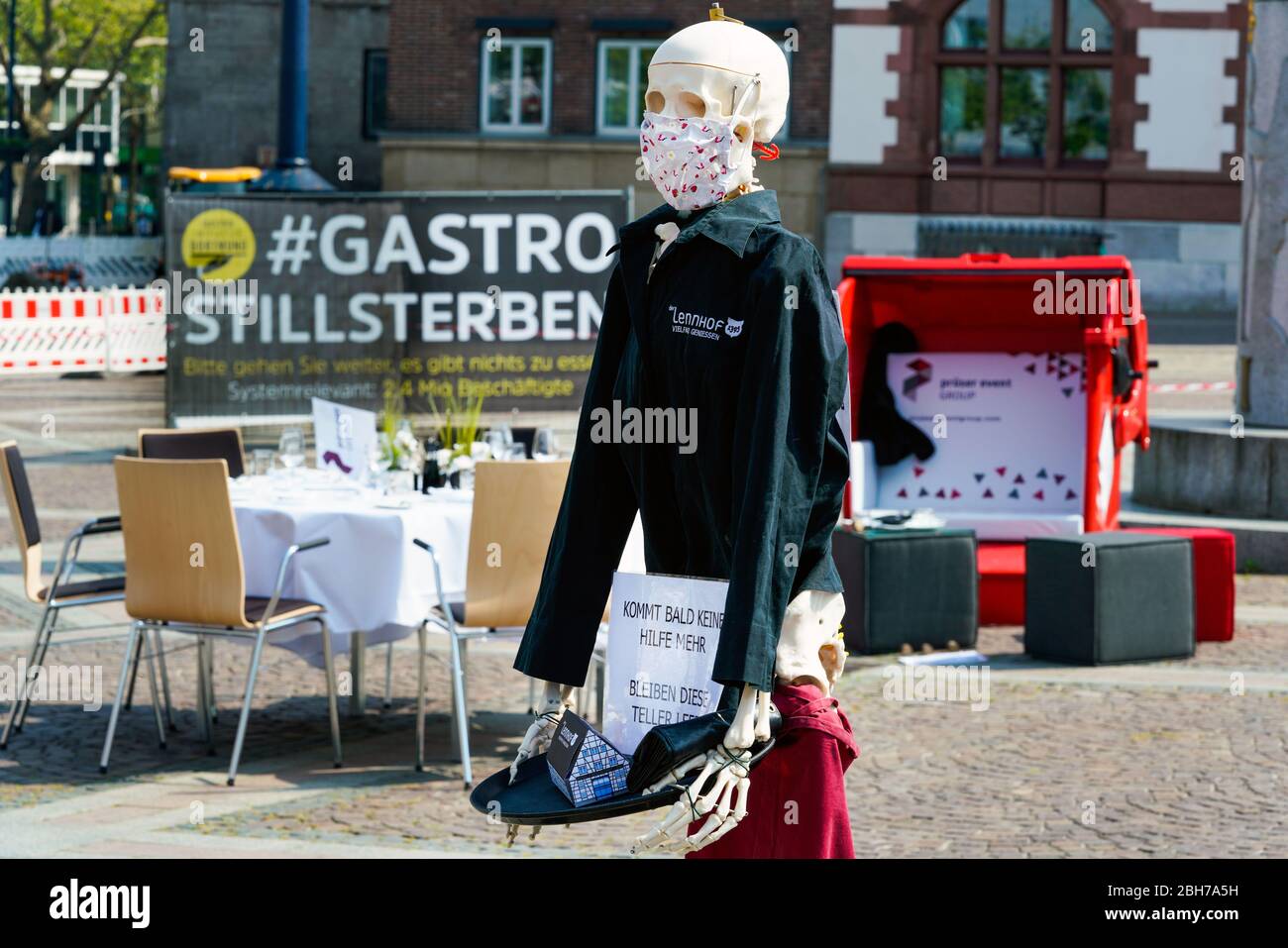 Dortmund, 24.04.2020: Leere Tische, Stühle und Betten auf dem Friedensplatz en Dortmund. Nach einem Aufruf des DeHoGa (Deutscher Hotel- und Gaststättenverband) haben sich Gastronomiebetriebe unter dem lema STILLSTERBEN zusammengetan, um an der Protestaktion teilzunehmen, mit der chrauf die Lage ihrer Betriebe auf-der Corona bägen-bägen-bgen der Bägen-bgen-bägen der Bägen-bgen-bsen in der Kägen-bsen in der Kärgen-bsen in der --- Dortmund, 24 de abril de 2020: Mesas, sillas y camas vacías en Friedensplatz en Dortmund. Tras una llamada de la DeHoGa (Asociación Alemana de Hoteles y restaurantes), los establecimientos de catering no han llegado Foto de stock