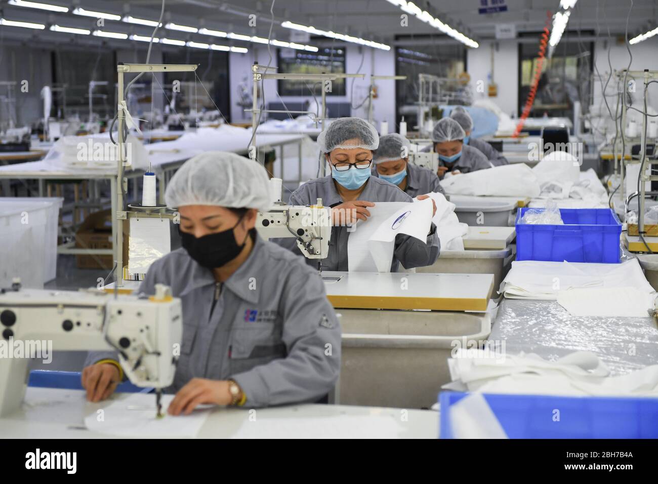 200424) -- BEIJING, 24 de abril de 2020 (Xinhua) -- los trabajadores hacen  trajes protectores reutilizables en un taller de BW Techtextil en Beijing,  capital de China, 24 de abril de 2020.