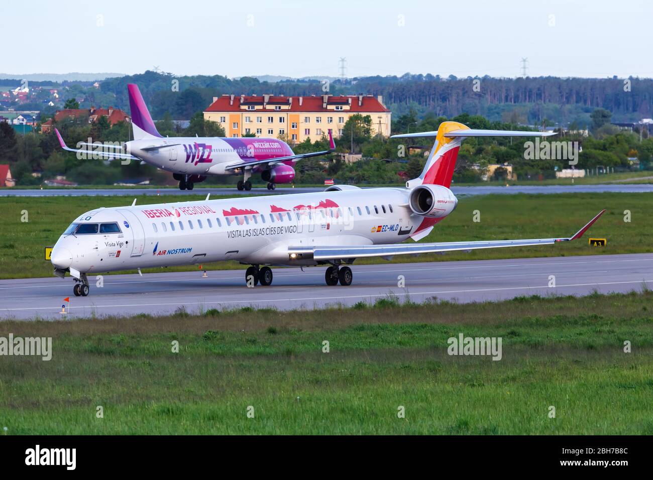 Gdansk, Polonia – 29 de mayo de 2019: Avión regional Iberia Air Nostrum Bombardier CRJ-1000 en el aeropuerto de Gdansk (GDN) en Polonia. Foto de stock