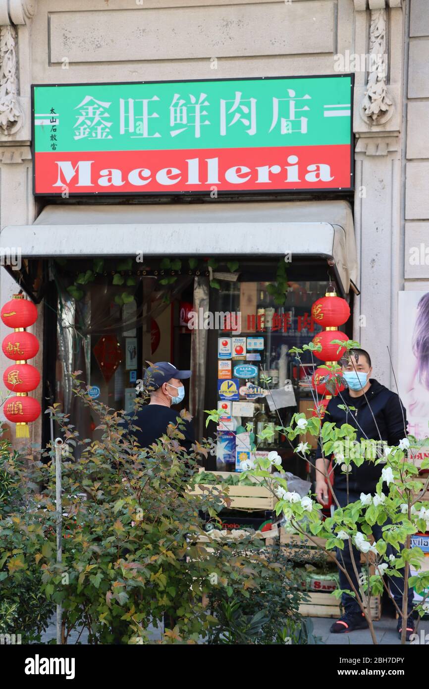 Tienda de comestibles en Milán Chinatown. Sólo se permite abrir almacenes de alimentos durante la emergencia de Covid 19. Foto de stock