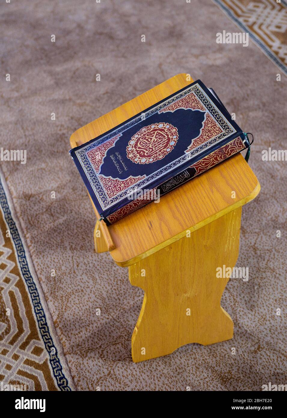 El libro santo el libro sagrado del Corán.Muslim en la mezquita, Jordania Foto de stock