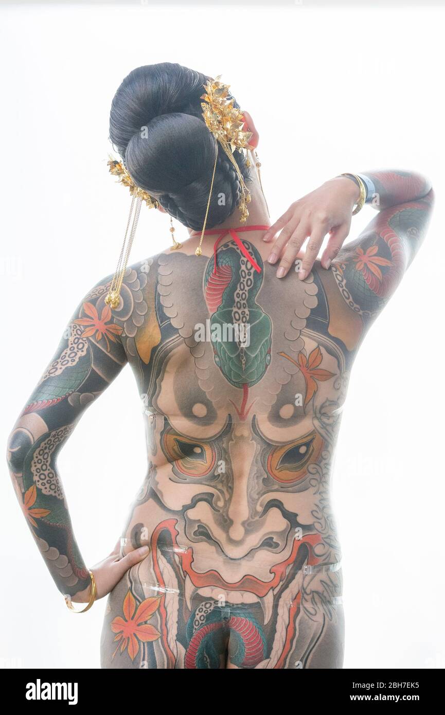 Una mujer asiática con un tatuaje corporal completo, al estilo japonés en el 12th London Tattoo Convention 2016, Tobacco Dock, 50 Porters Walk, Londres, Reino Unido. Foto de stock