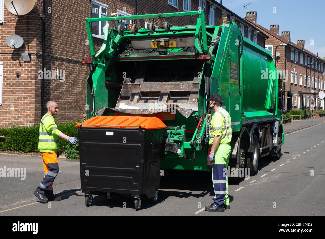 Reciclaje camiones y trabajadores clave recoger y vaciar los contenedores durante el período de cierre. Hay un aumento en el reciclaje como la gente consume más en casa Foto de stock