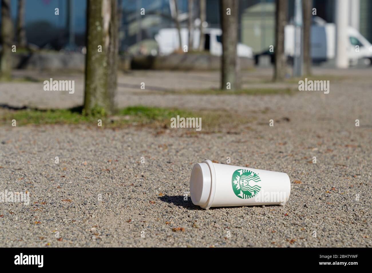 23.03.2020, Berlín, Berlín, Alemania - Copa vacía de Starbucks en el suelo. 0MK200323D084CAROEX.JPG [VERSIÓN MODELO: NO, PROPIEDAD: NO (C) CAR Foto de stock