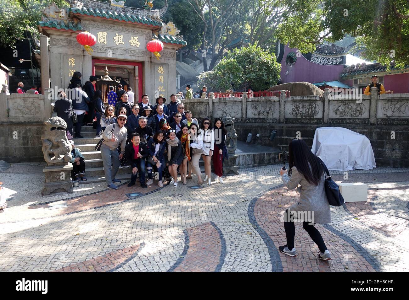 07.12.2019, Macao, , China - Grupo de turistas que tienen su foto tomada frente al Templo A-Ma. 00S191207D206CAROEX.JPG [VERSIÓN MODELO: NO, PROPERT Foto de stock