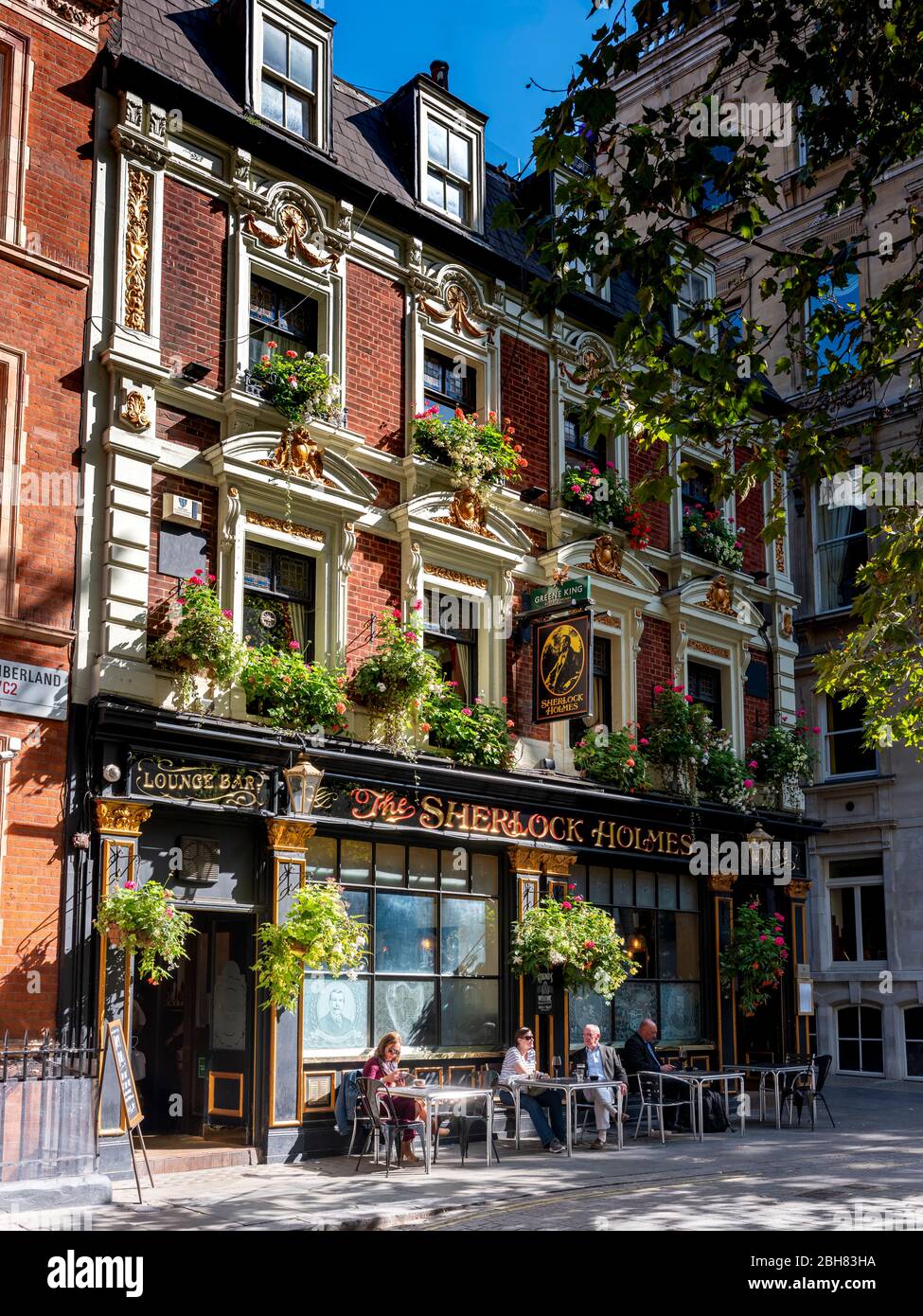 El Sherlock Holmes, una casa pública de estilo victoriano en Northumberland Street cerca de Charing Cross que contiene una colección de recuerdos de Holmes Foto de stock