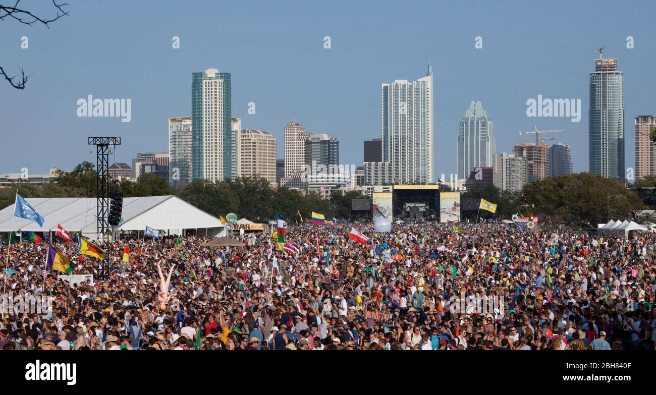 Austin, Texas 2 de octubre de 2009: Multitudes llenan el parque Zilker en un día soleado Uno de los tres días del Austin City Limits Music Festival (ACL) con 130 bandas tocando a más de 60.000 fans de la música cada día. ©Bob Daemmrich Foto de stock