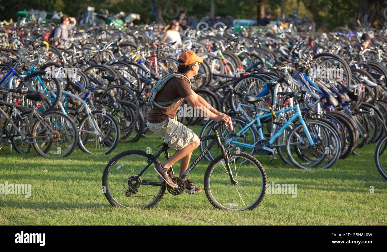 Austin, Texas, 2 de octubre de 2009: Los aficionados a la música tratan de encontrar espacios para sus bicicletas en los hacinados bastidores de bicicletas, ya que el Austin City Limits Music Festival (ACL) de tres días comienza en Zilker Park, con 130 bandas tocando a más de 60.000 fans de la música cada día. ©Bob Daemmrich Foto de stock