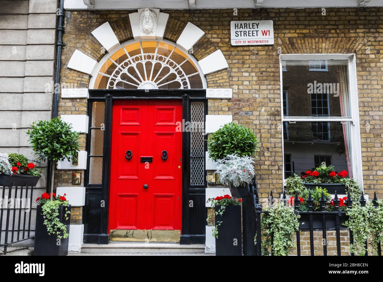 Inglaterra, de Londres, Westminster, Harley Street, la puerta de la casa roja Foto de stock