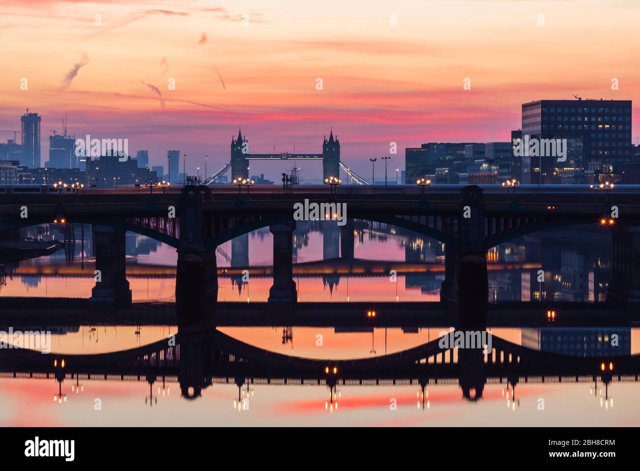 Inglaterra, Londres, Southwark, London Bridge City, Reflexiones de Thames puentes al amanecer Foto de stock