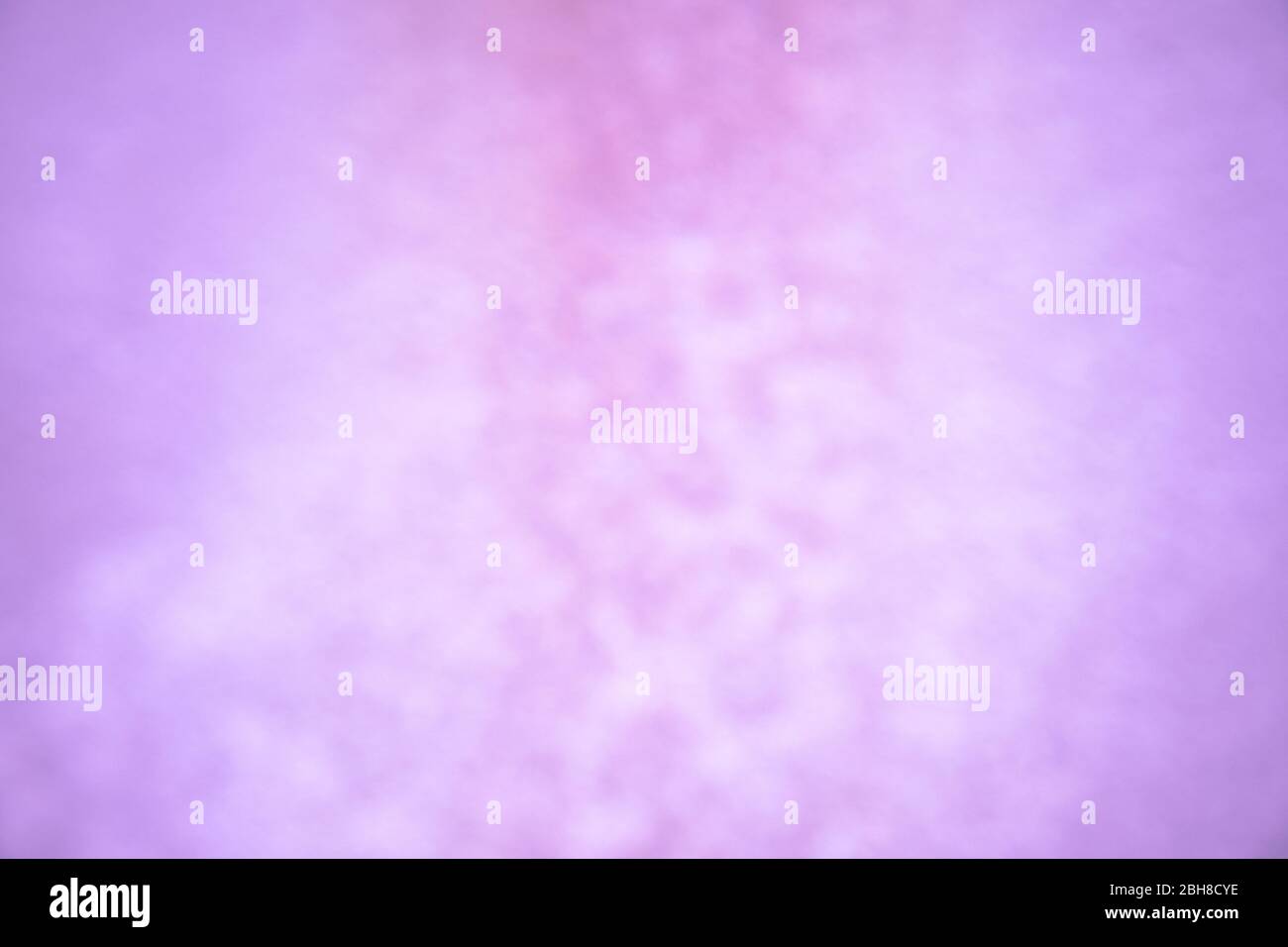 Fondo de pantalla / fondo violeta, morado liso y difuminado en colores  pastel en gran resolución Fotografía de stock - Alamy