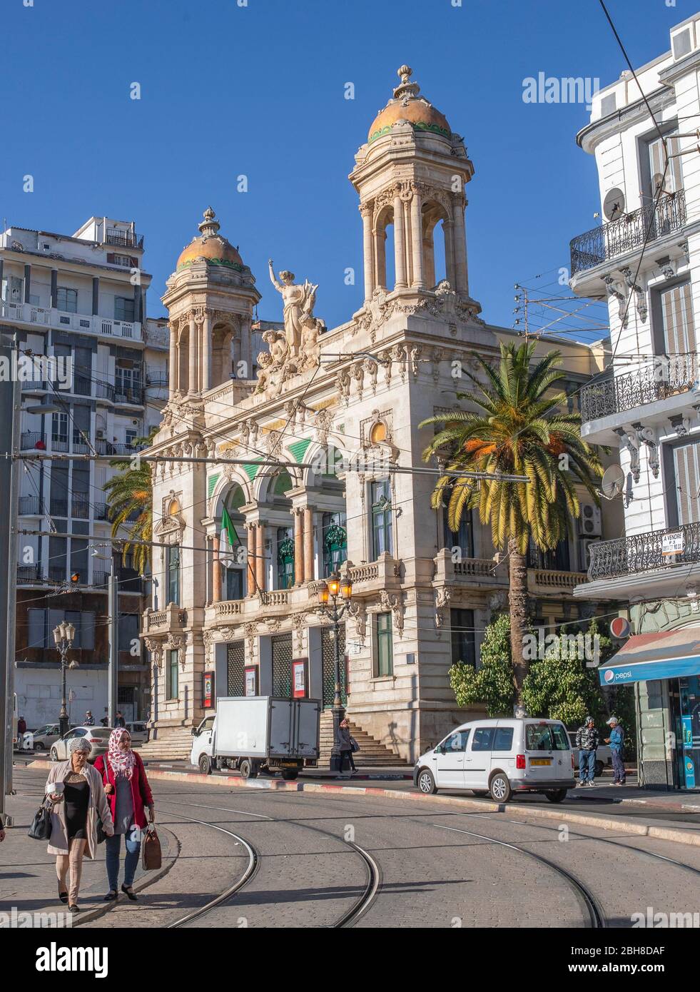 Argelia, la ciudad de Orán, la Plaza del primero de Noviembre, el Monumento a la Libertad y el Teatro Regional Foto de stock