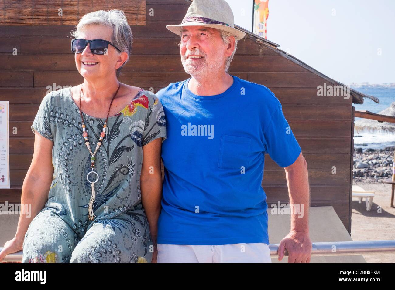 Pareja mayor en vacaciones de verano juntos disfrutando de la actividad de ocio al aire libre mirando el sol - juntos vida para siempre para hombres y mujeres mayores - turismo y concepto turístico Foto de stock