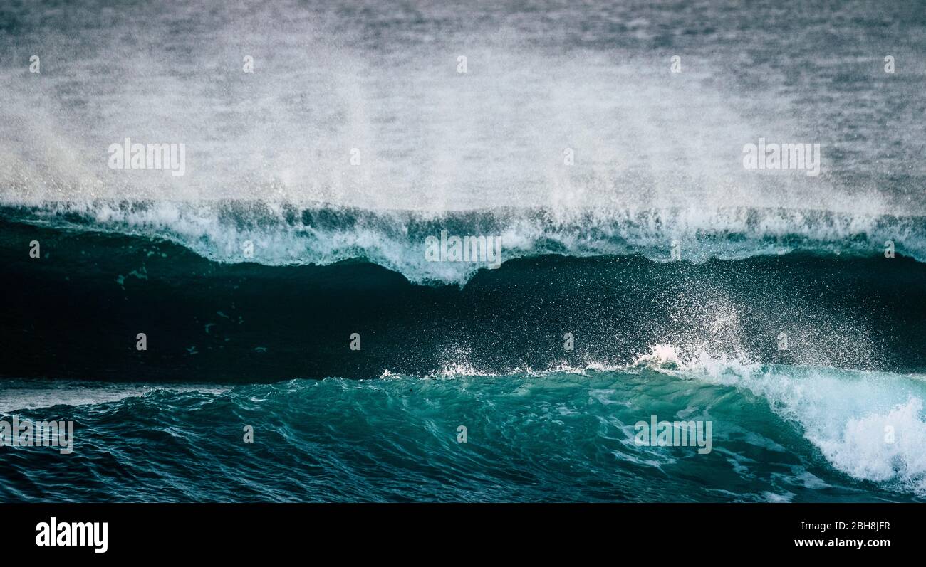 Peligrosa y potente ola de energía gran salpicadura espuma blanca y azul aguas profundas - tormenta oceánica y mal tiempo cambio climático para la enfermedad mundial por cambio de temperatura - punto de ruptura surfista Foto de stock