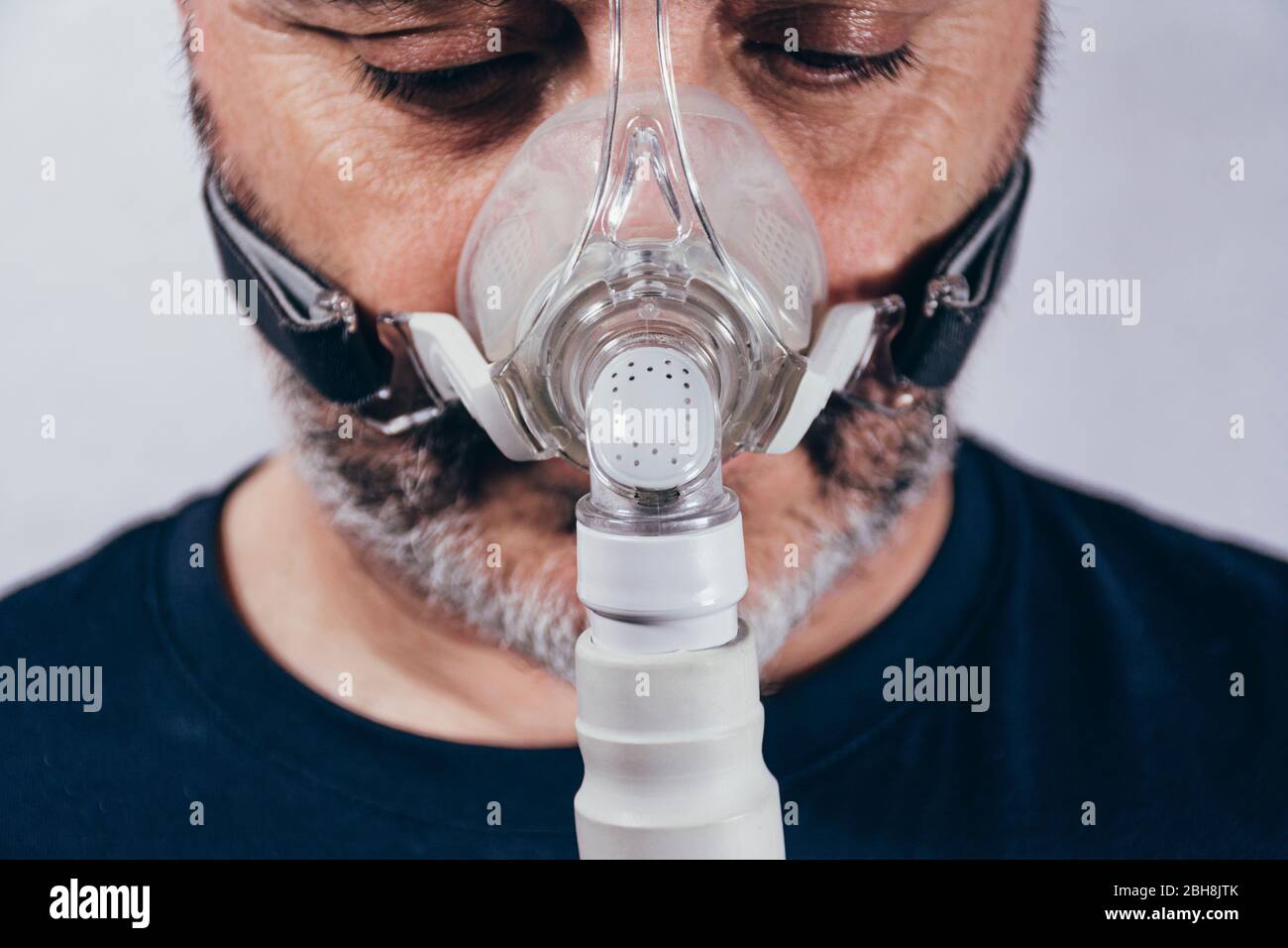 Hombre mayor con mascarilla respiratoria para trastornos del sueño. Apnea.  Dispositivos médicos. Bomba de aire. Respiración asistida Fotografía de  stock - Alamy