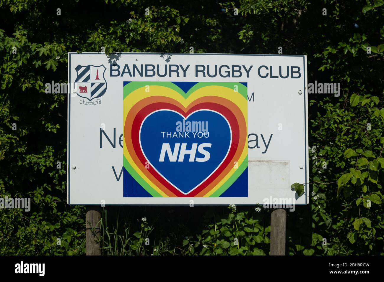 24 de abril Banbury, Oxfordshire, Reino Unido . Fotos de arco iris, un símbolo de esperanza en tiempos oscuros, que representan gratitud y agradecimiento al personal de NHS y a todos los trabajadores clave por su servicio durante la pandemia de coronavirus exhibida en Banbury. Credit Bridget Catterall/Alamy Live News Foto de stock