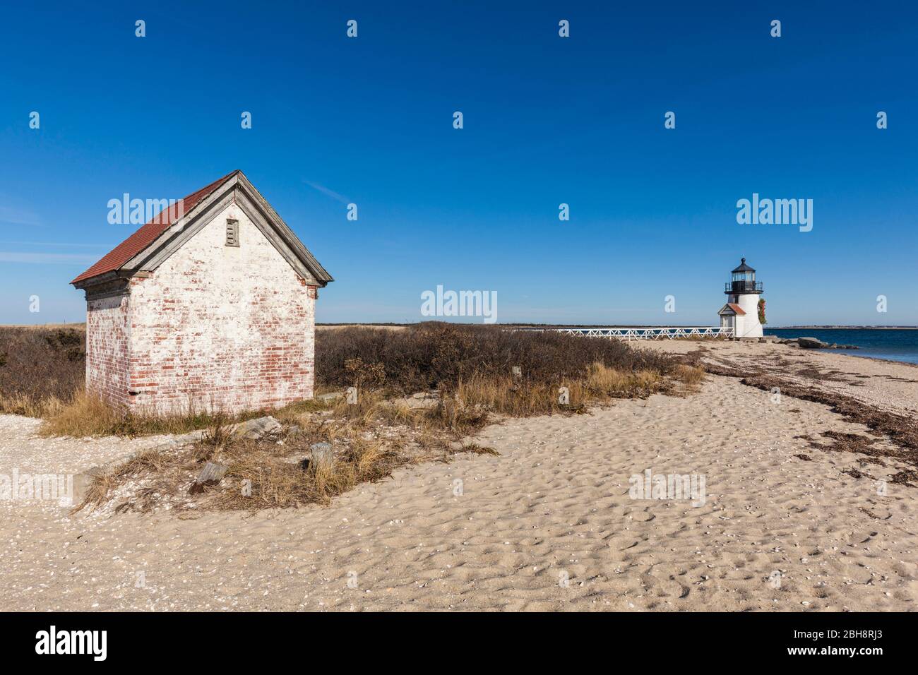 Estados Unidos, Nueva Inglaterra, Massachusetts, Nantucket Island, Nantucket Town, Brent Point Lighthouse con una corona navideña Foto de stock