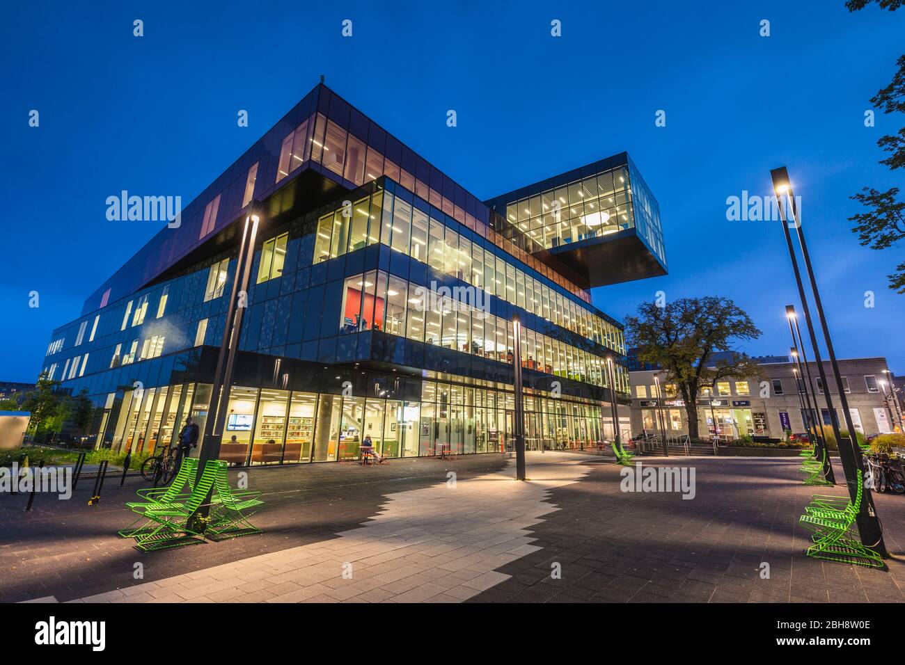 Canadá, Halifax, Nova Scotia, la Biblioteca Central de Halifax, b. En 2014, el exterior, el anochecer Foto de stock