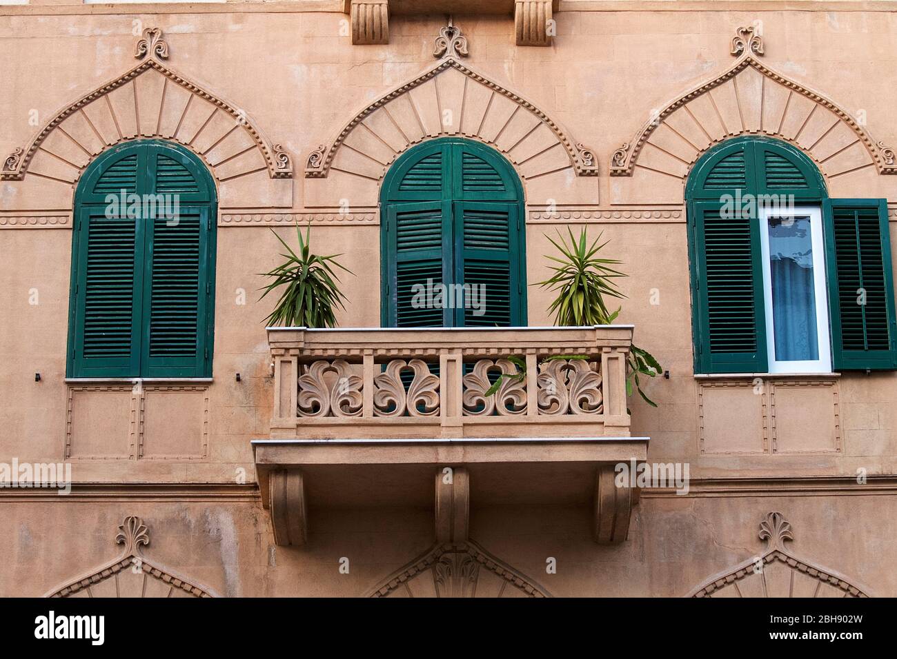 Palermo, casco antiguo, fachada del edificio, estilo oriental, balcón, tres persianas de arco verde, ornamentos orientales, palmeras Foto de stock