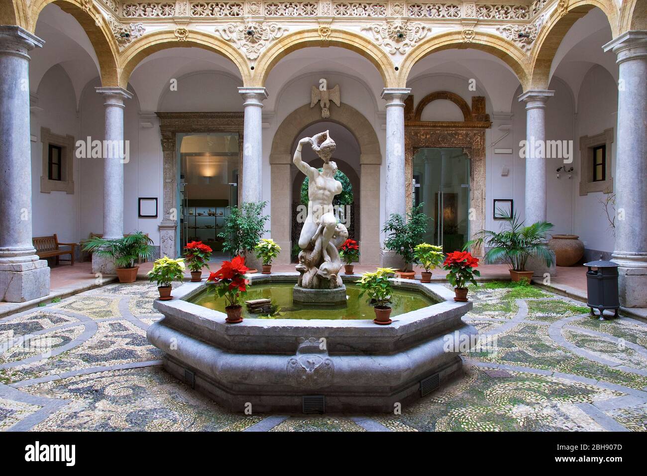 Palermo, casco antiguo, Museo Arqueológico Regional Antonino Salinas, patio más pequeño, fuente