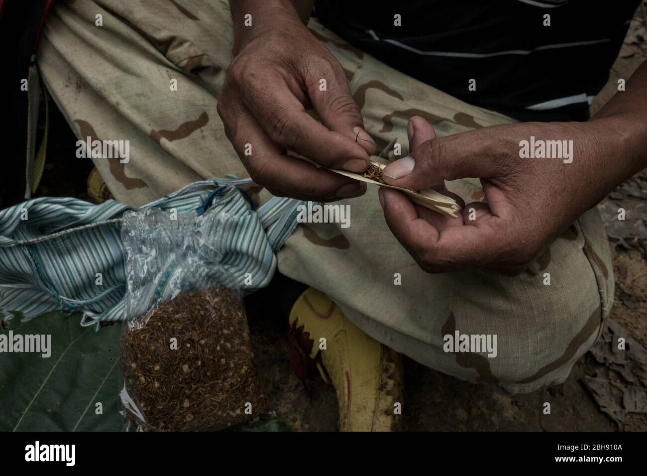 Tailandés está convirtiendo el cigarrillo tailandés en la selva Foto de stock