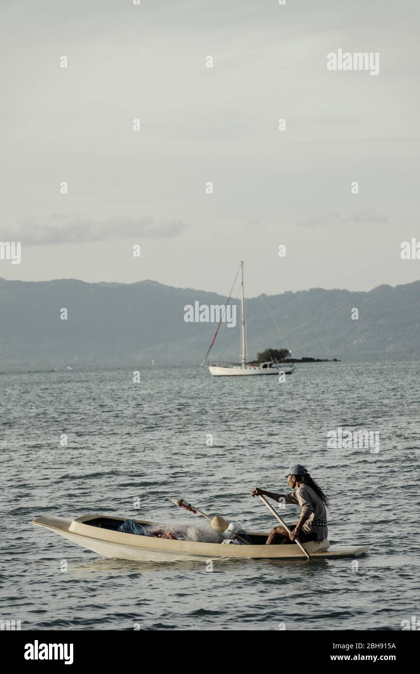 Pescador asiático en el barco frente a la costa Ko Samui Foto de stock