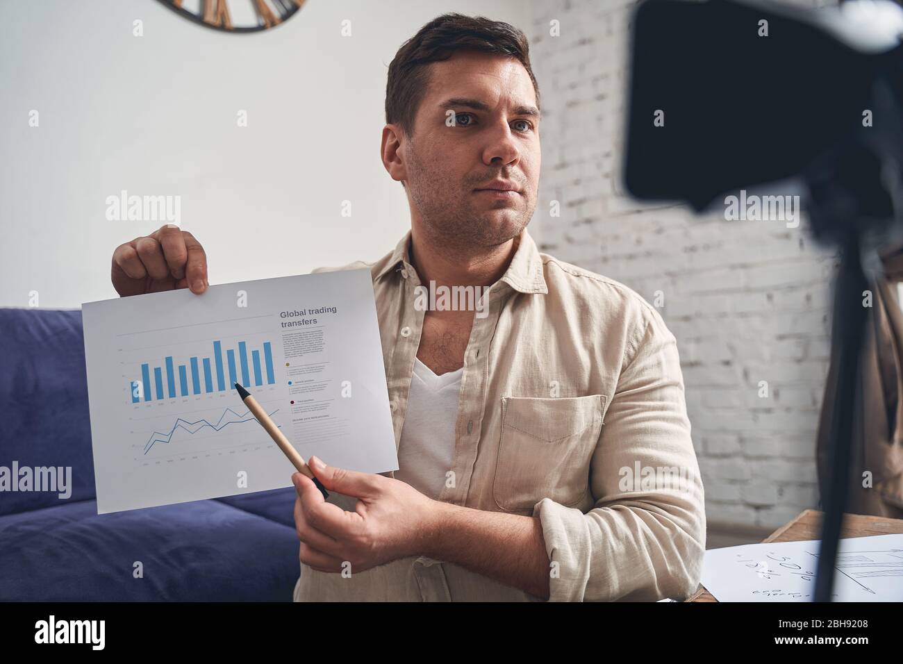 Blogger profesional enseñando habilidades de gestión financiera en línea Foto de stock