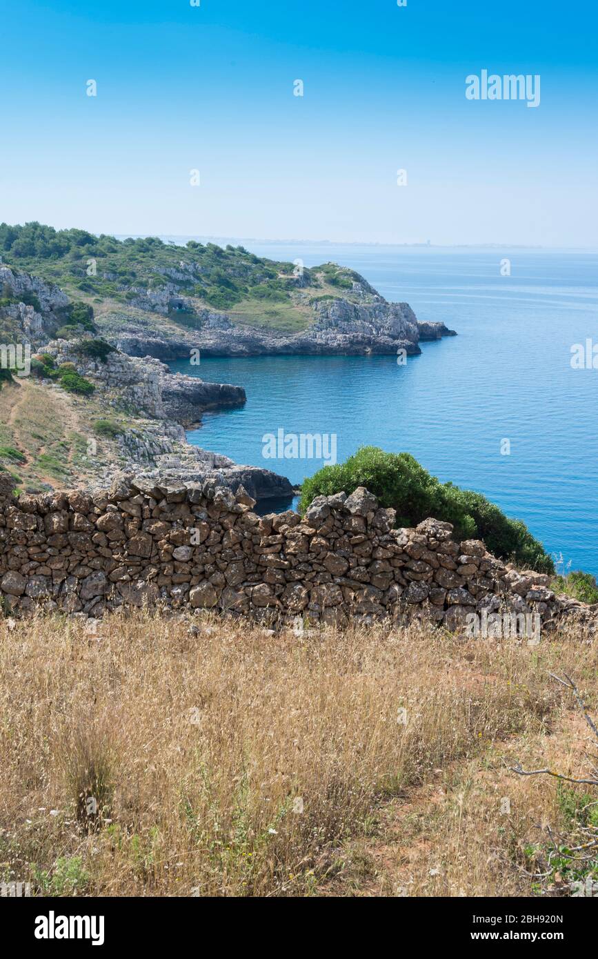 Italien, Mezzogiorno, Apulien / Puglia, Halbinsel Salento, Porto Cesareo, Naturpark Nardò Parco naturale regionale, Porto Selvaggio e Palude del Capitano, Küstenlandschaft Foto de stock