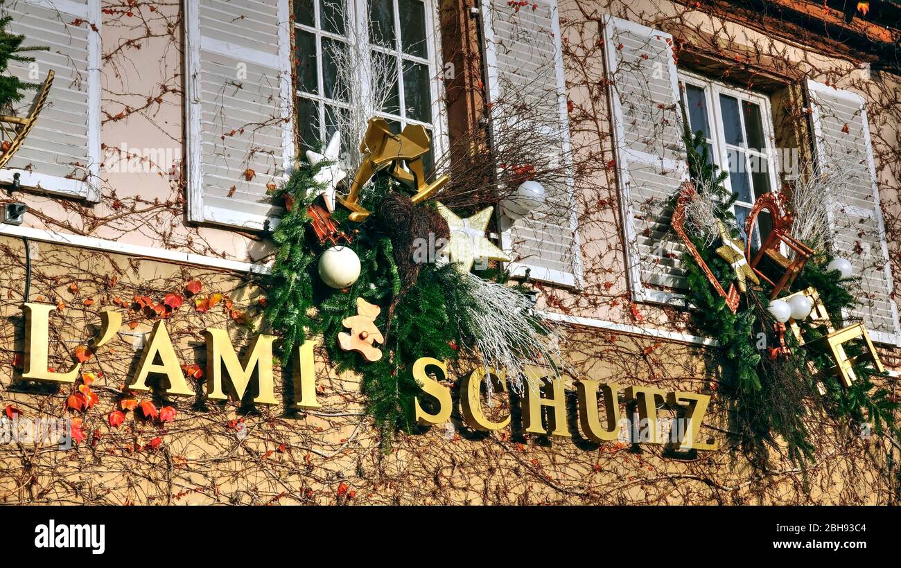 Decoración navideña en el restaurante L'Ami Schutz, Petite France, Estrasburgo, Grand Est, Alsacia, Francia Foto de stock