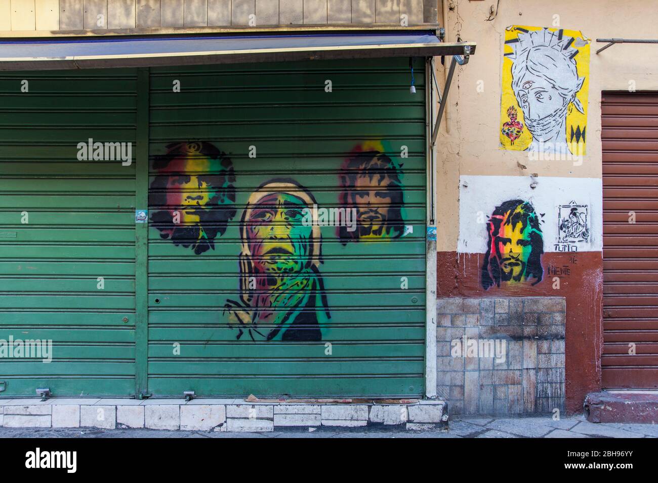 Graffiti de famosos en persianas, Italia, Sicilia, Palermo Foto de stock