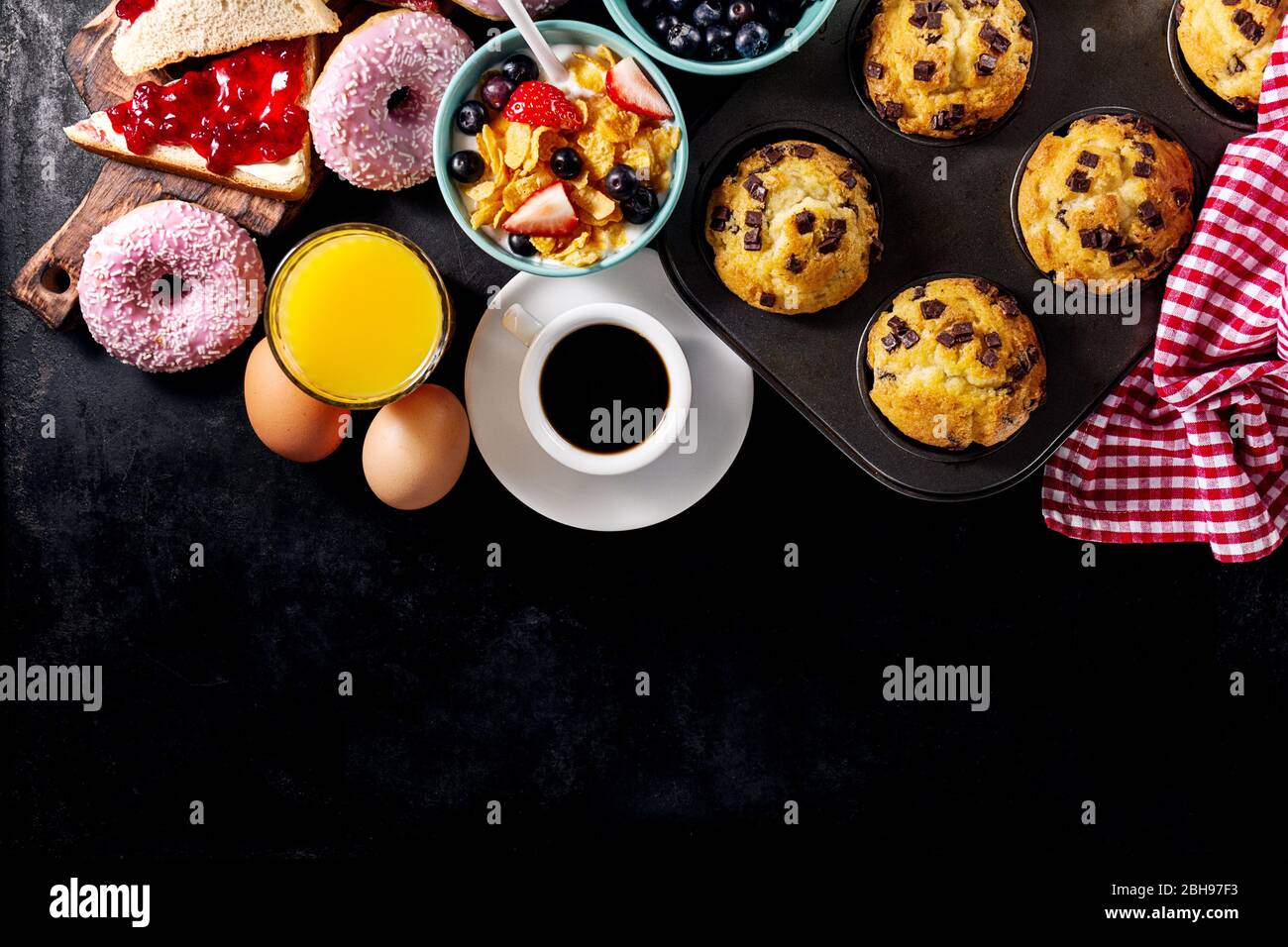 Sabrosos ingredientes frescos de la comida del desayuno sobre fondo negro  oscuro Fotografía de stock - Alamy