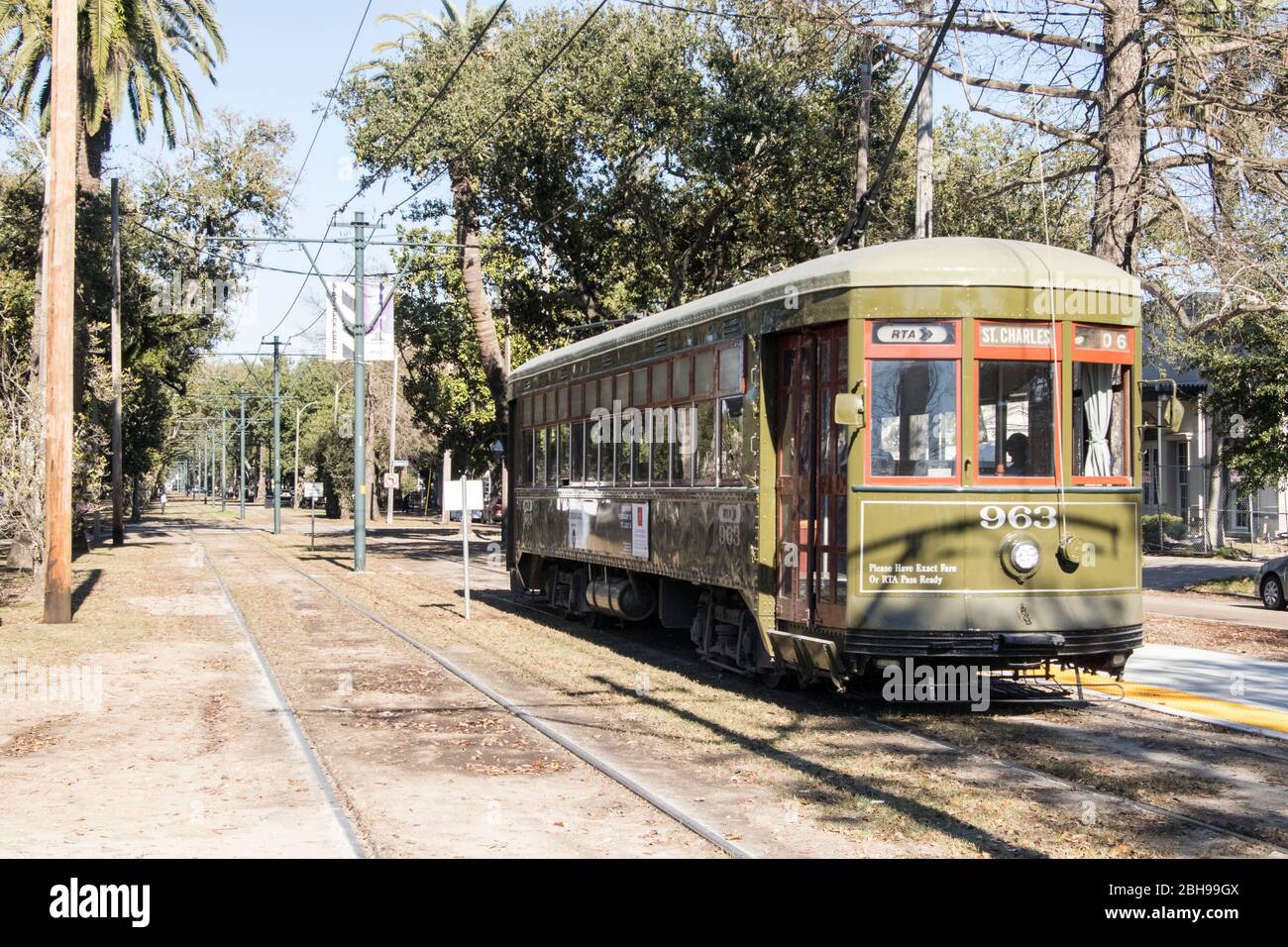 Tranvía antiguo construido por Perley A. Thomas Compacan en Nueva Orleans, "tierra neutral" de la avenida Carrollton, dirigido a la avenida St. Charles Foto de stock