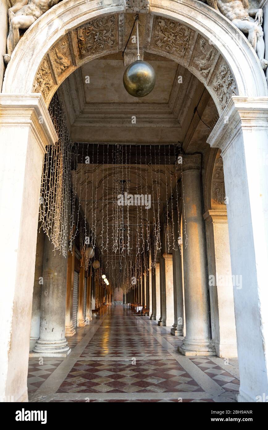 Pasaje vacío de la Biblioteca Nazionale Marciana en Venecia en la Plaza de San Marcos a la luz de la mañana en invierno Foto de stock
