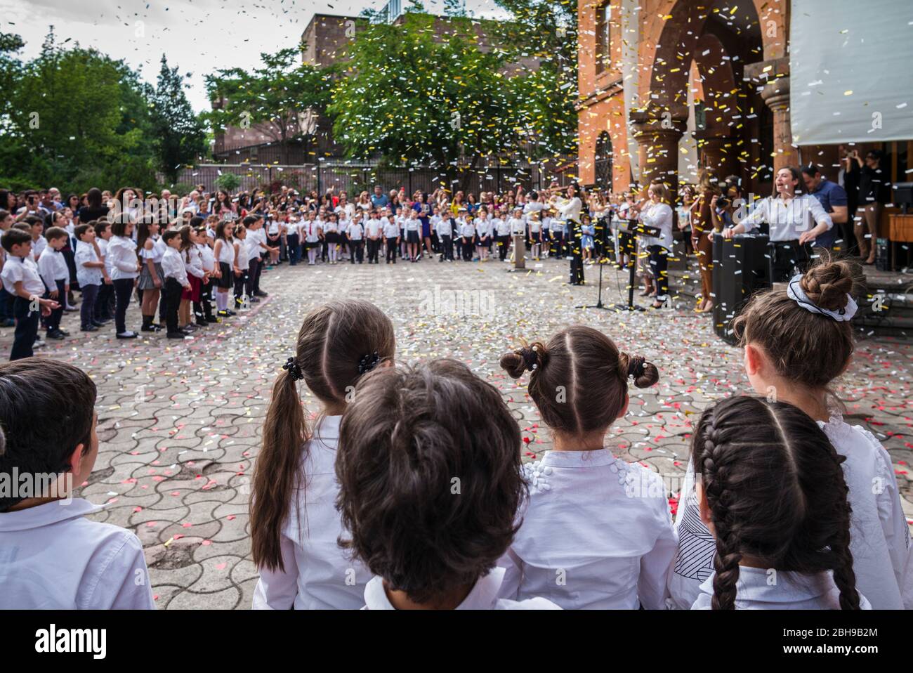 Armenia, Yerevan, Last Bell o el último día de ceremonias escolares en la escuela pública, sin emisiones Foto de stock