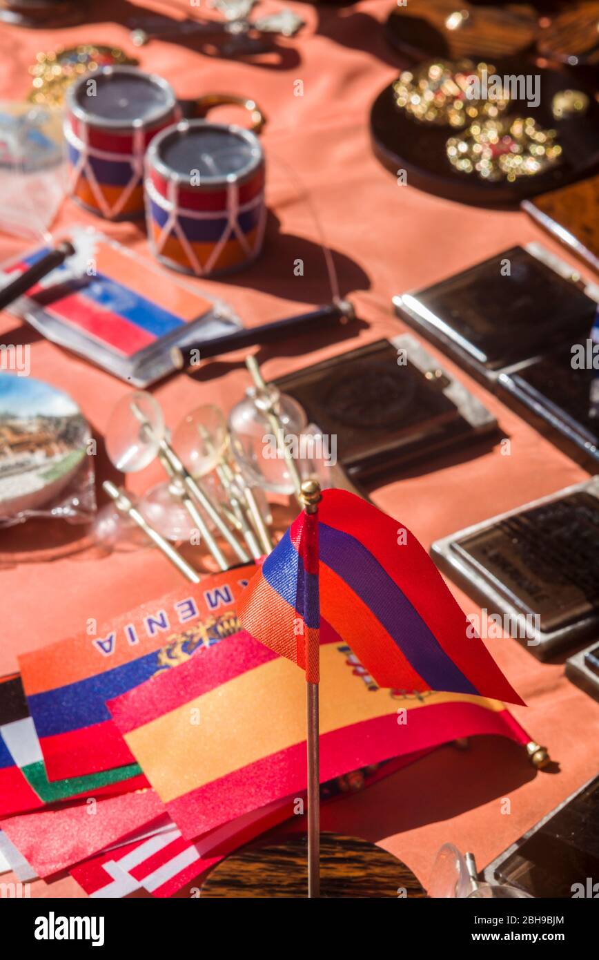 Armenia, Yerevan, Vernissage Mercado, banderas armenias en miniatura Foto de stock