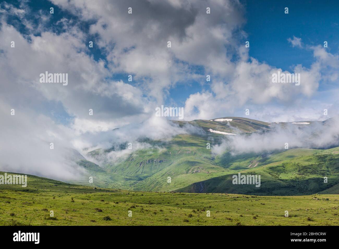 Armenia, Saralan, Zanguezur Montañas, niebla de montaña, el verano Foto de stock