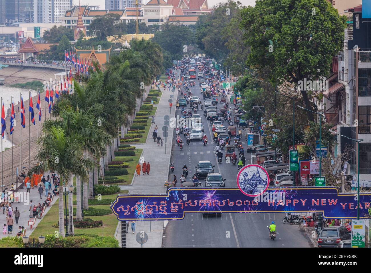 Camboya, Phnom Penh, Sisowath Quay, elevado tráfico ver Foto de stock