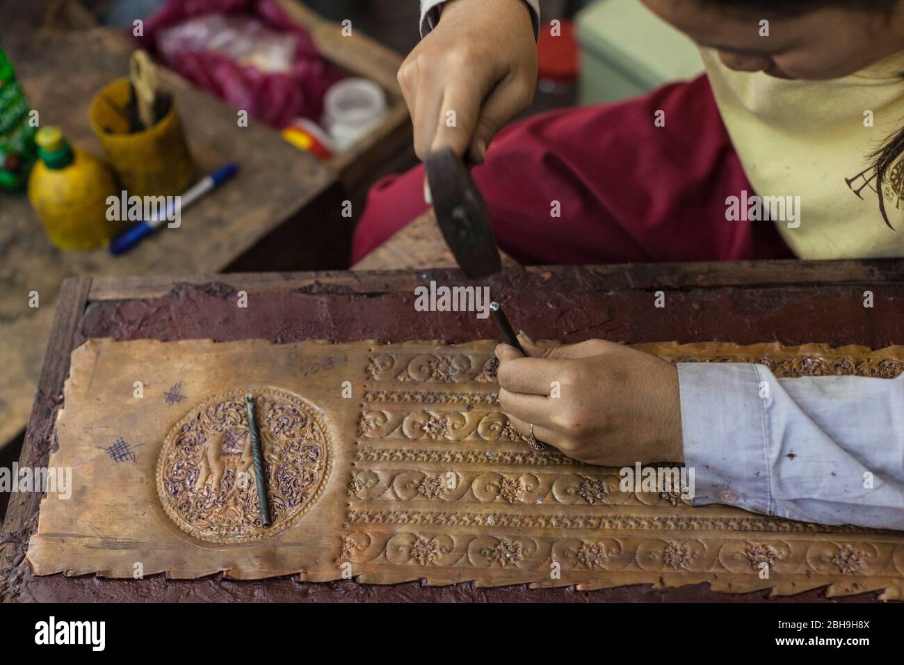 Camboya, Siem Reap, artesanos Angkor, taller artesanal tradicional, trabajo tradicional de metal, sin emisiones Foto de stock