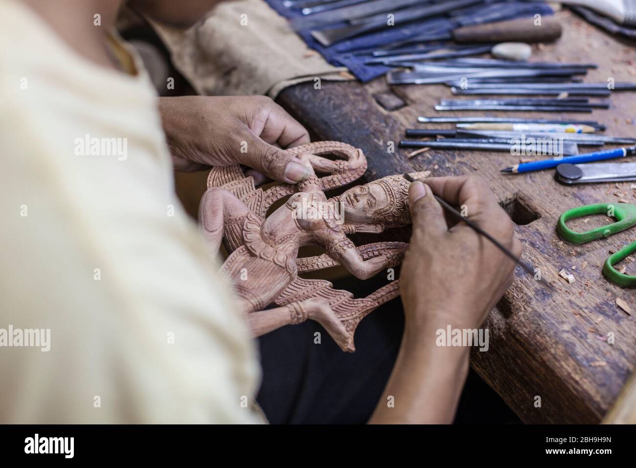 Camboya, Siem Reap, artesanos Angkor, taller artesanal tradicional, tallado en madera, sin lanzamientos Foto de stock