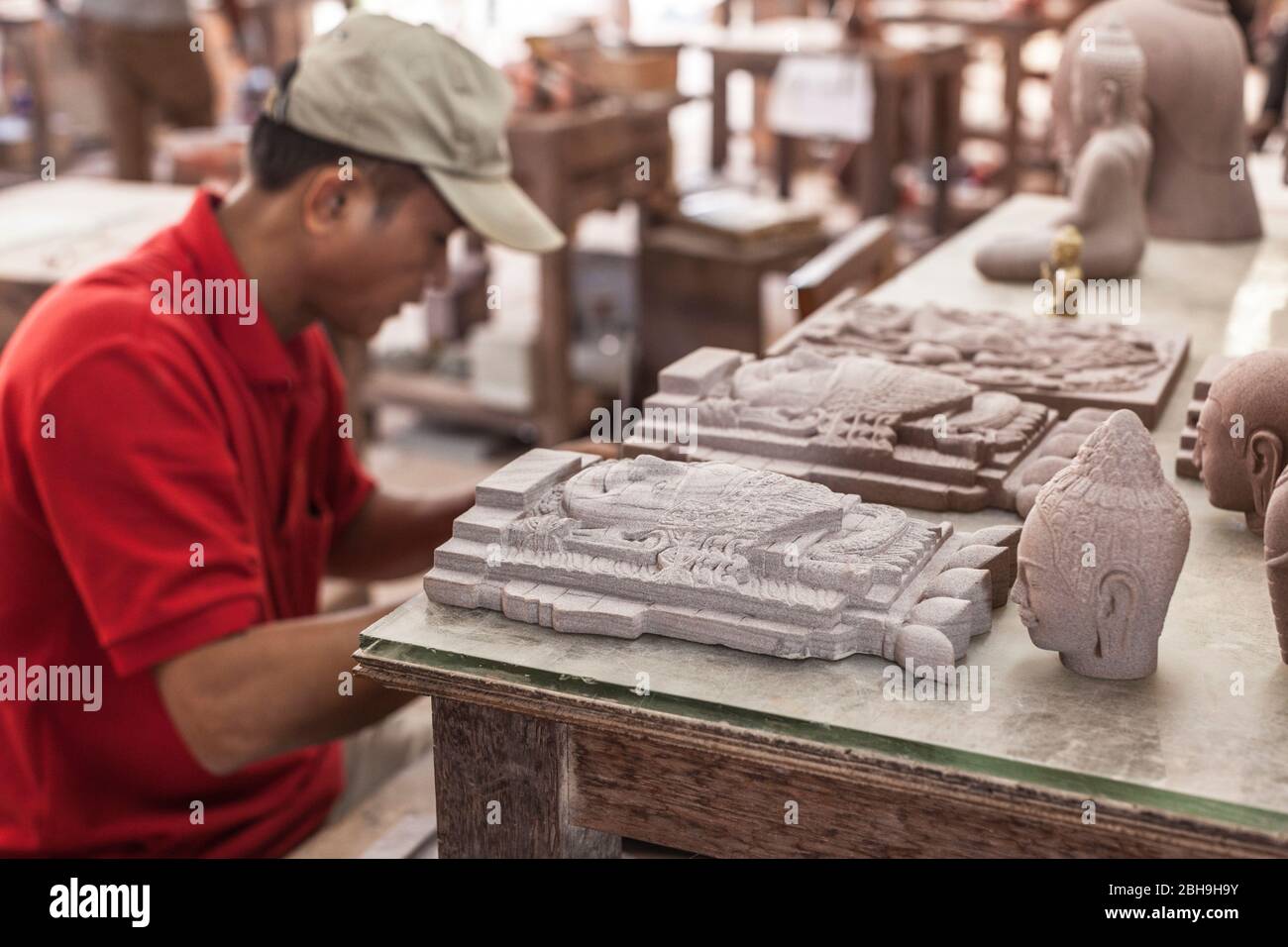 Camboya, Siem Reap, artesanos Angkor, taller artesanal tradicional, escultura de piedra, sin lanzamientos Foto de stock