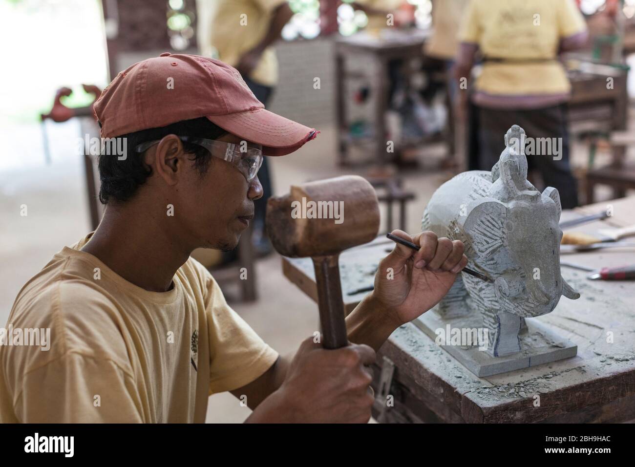 Camboya, Siem Reap, artesanos Angkor, taller artesanal tradicional, escultura de piedra, sin lanzamientos Foto de stock