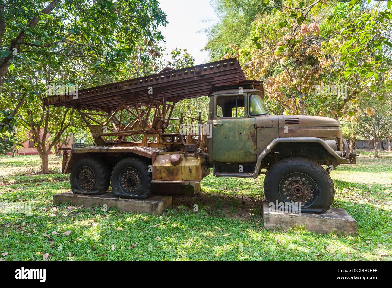 Camboya, Siem Reap, Museo de la Guerra, ruinas del antiguo lanzador de cohetes Katyusha de la era soviética Foto de stock