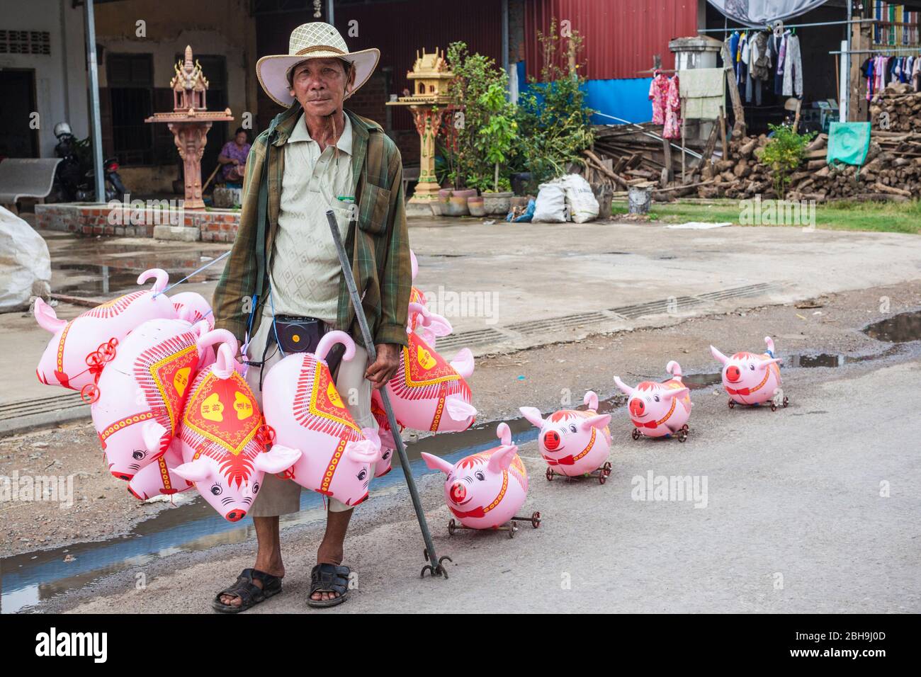 Camboya, Battambang, vendedor con juguetes de tiro en forma de cerdo, sin emisiones Foto de stock
