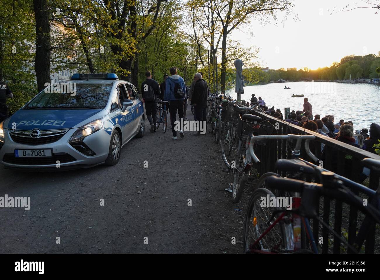 Berlín, Alemania. 24 de abril de 2020. La policía está emitiendo reprimendas en la ajetreada orilla del Landwehrkanal. Crédito: Jörg Carstensen/dpa/Alamy Live News Foto de stock