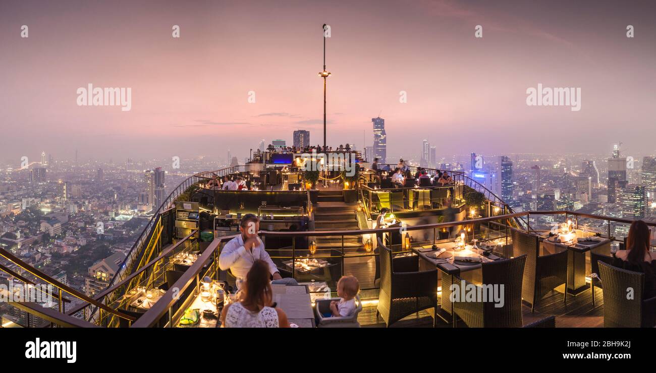 Tailandia, Bangkok, zona de Lumphini, Moon Bar en la parte superior del Banyan Tree Resort Hotel, atardecer, sin estrenos Foto de stock
