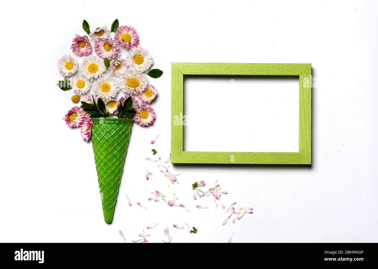 Helado cono flores bouquet decoración casera con espacio para copias Foto de stock