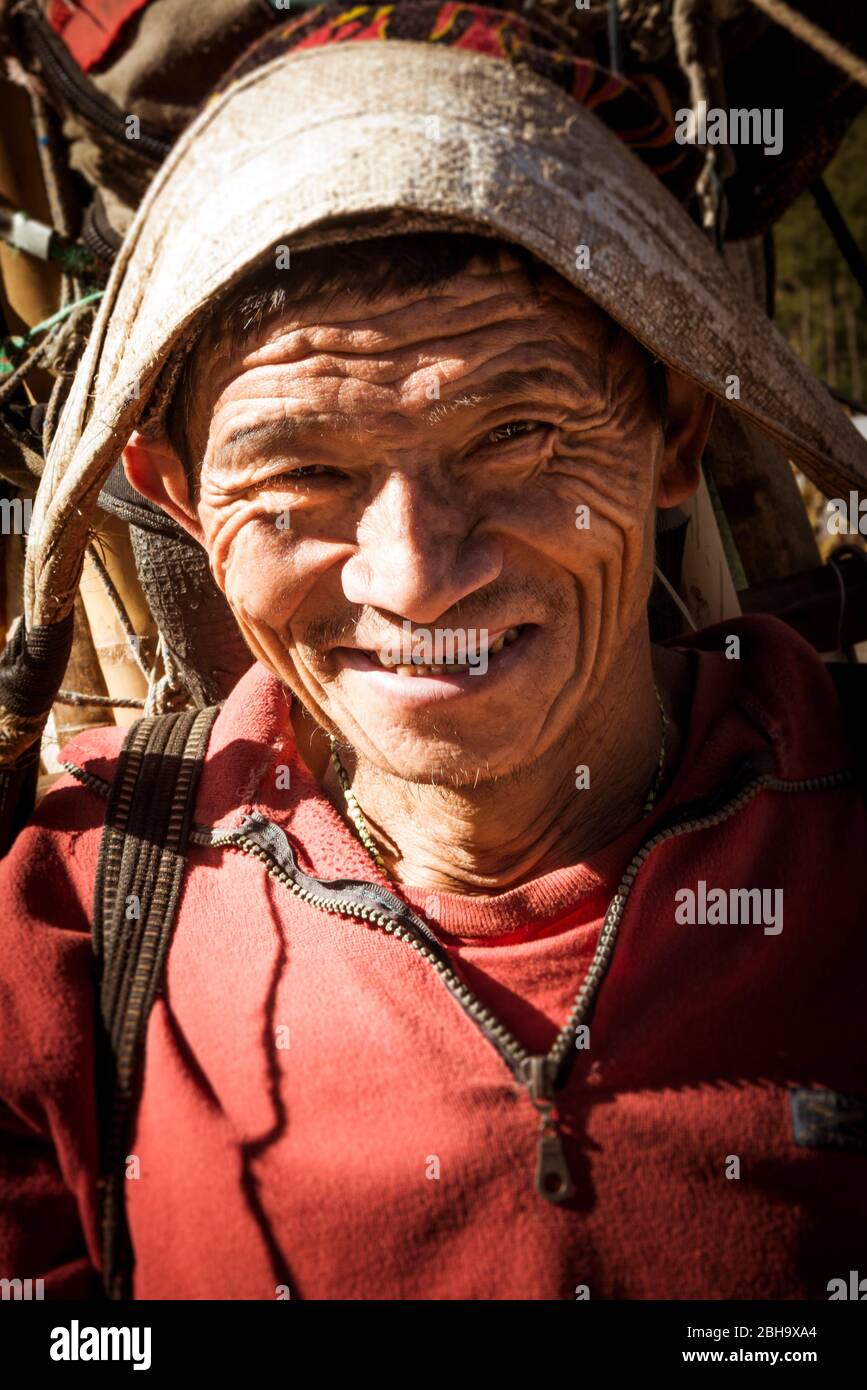 Hombre mayor, 40-50 años, medio retrato, portador Foto de stock