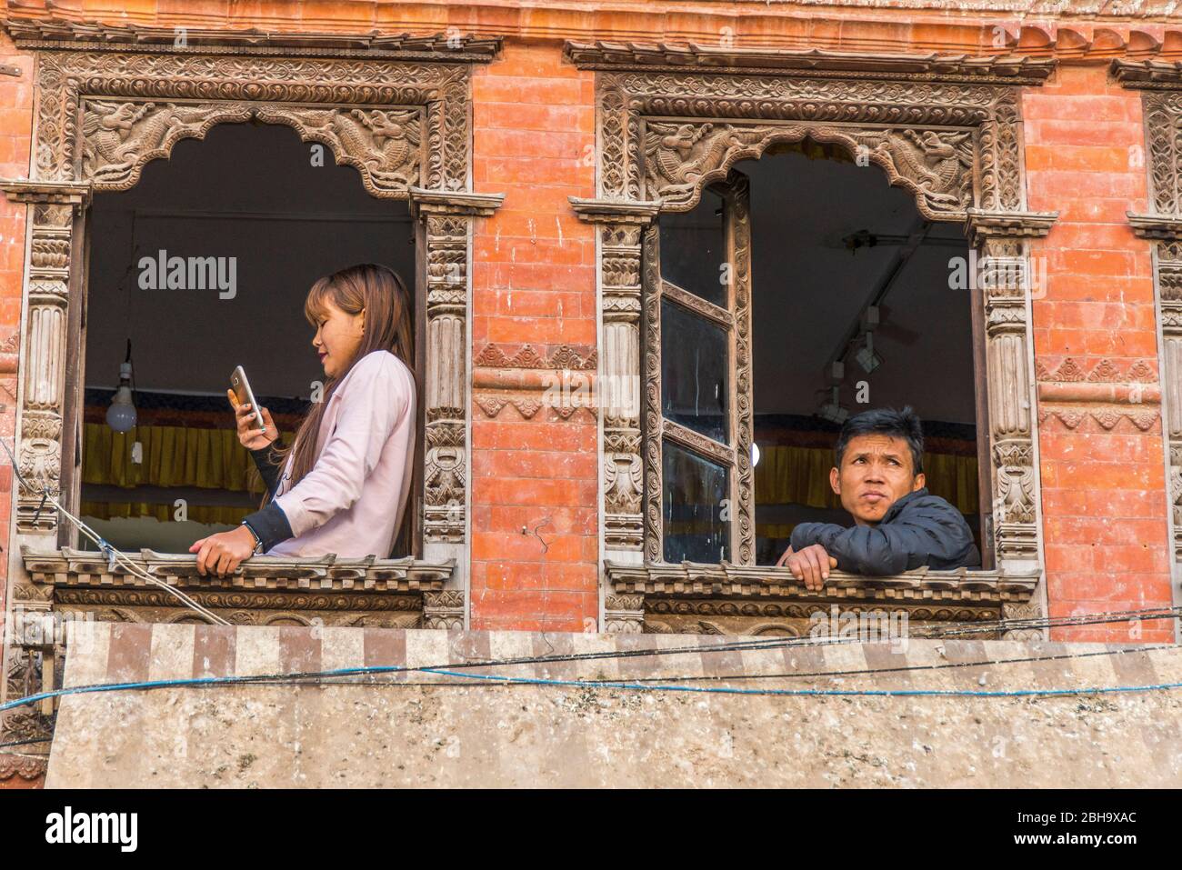 2 personas en la ventana, hombre, mujer, 20-30 años, Foto de stock